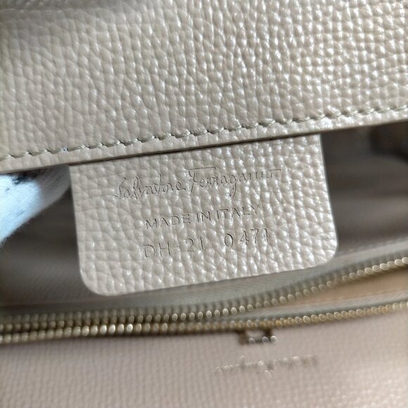 Ferragamo Studio Black Leather Hand Bag mon1000-101425 - Picture 15 of 16